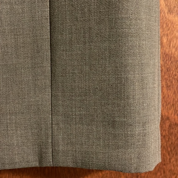 Ann Taylor skirt. Size 8. Grey. Perfect condition. Has been dry cleaned. - Picture 2 of 6